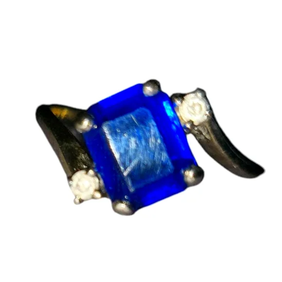 Elegant Sapphire White Gold Ring - Picture 1 of 5
